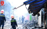 Tiểu thương đập tường giải cứu hàng hóa ở vụ cháy chợ Quang